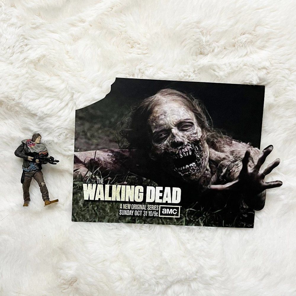 🔮 5/$25 The Walking Dead Walker Postcard & Daryl Dixon Crossbow‎ Mini Figure